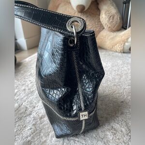 Tommy Hilfiger Black Reptile Texture Leather Hand bag Bucket Style
Purse